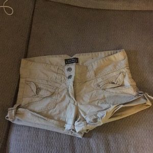 Women’s/juniors khaki shorts. Perfect condition!